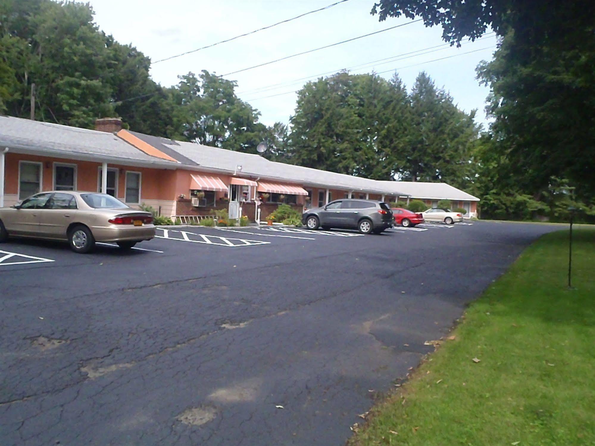 Heart Of The Berkshires Motel Pittsfield Bagian luar foto