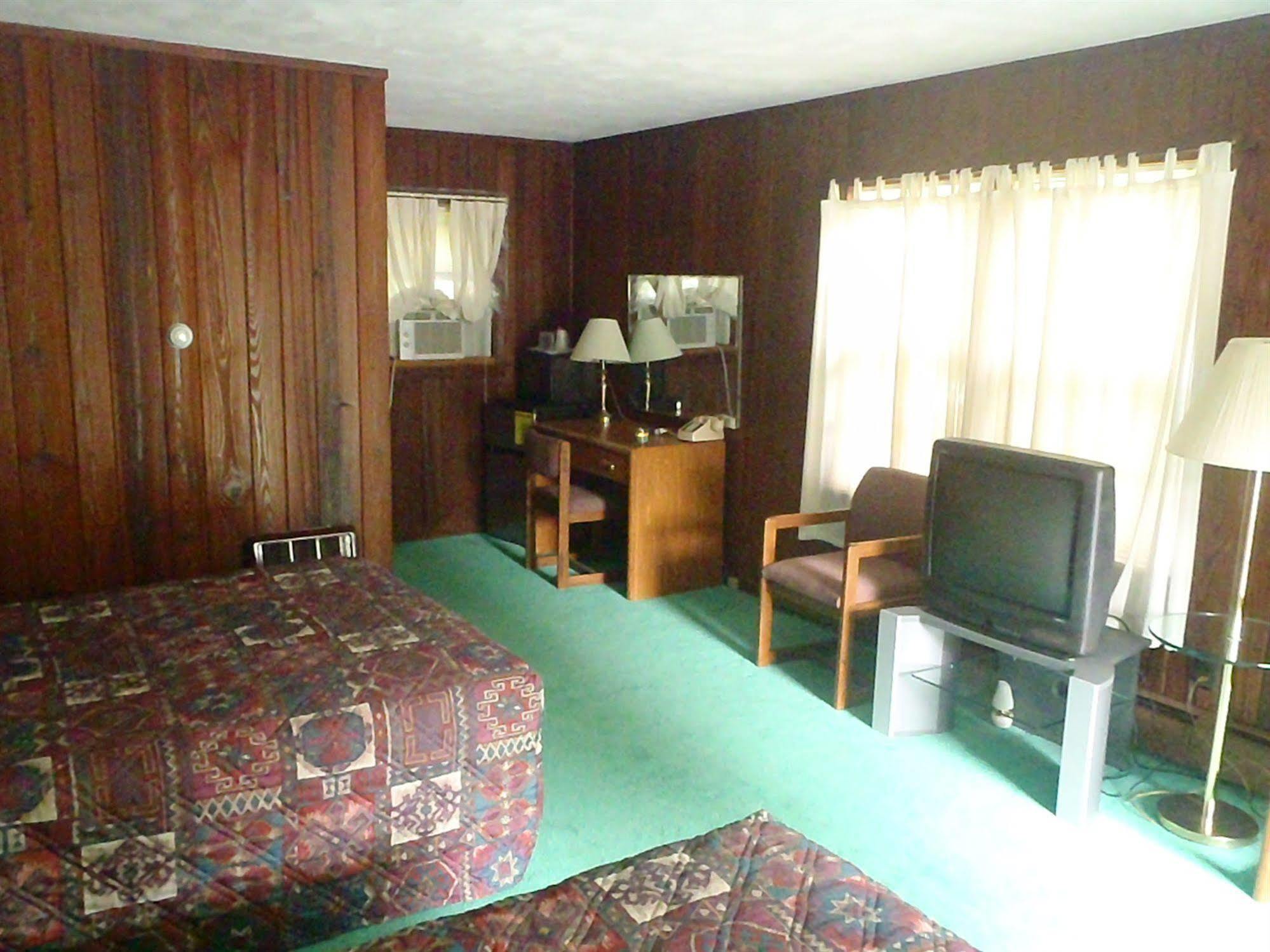 Heart Of The Berkshires Motel Pittsfield Bagian luar foto