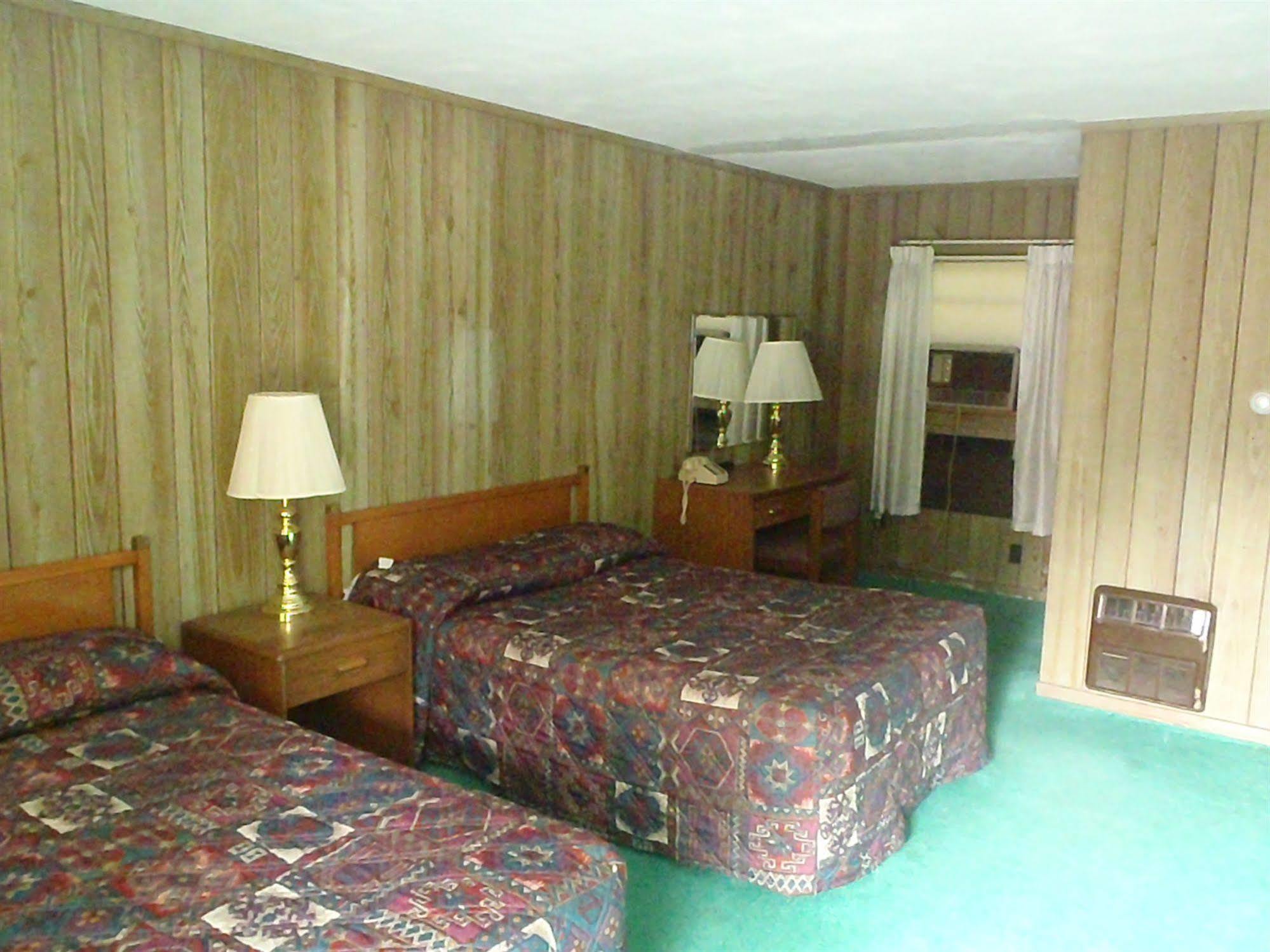Heart Of The Berkshires Motel Pittsfield Bagian luar foto